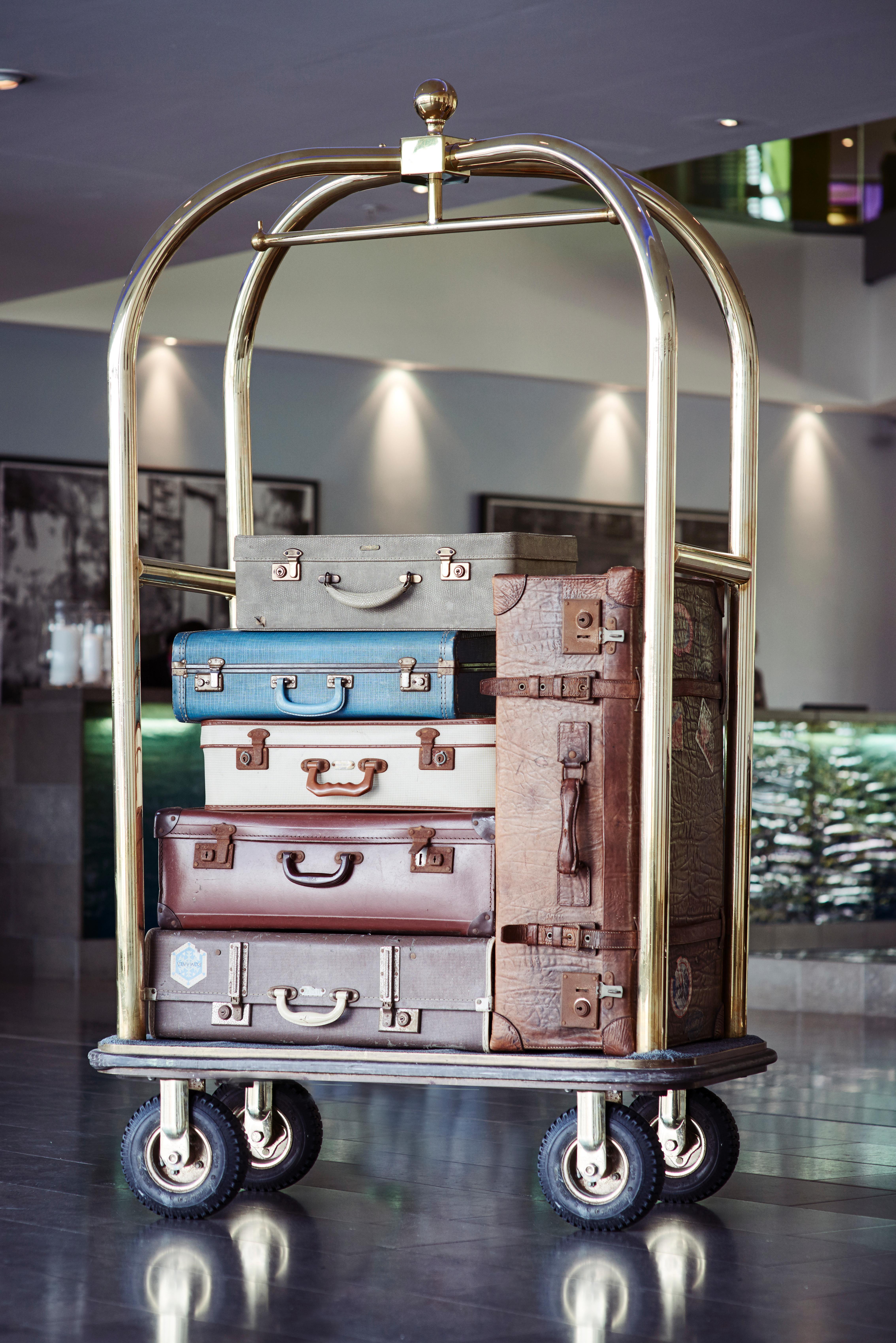The Lowry Hotel Manchester Kültér fotó Luggage on a cart
