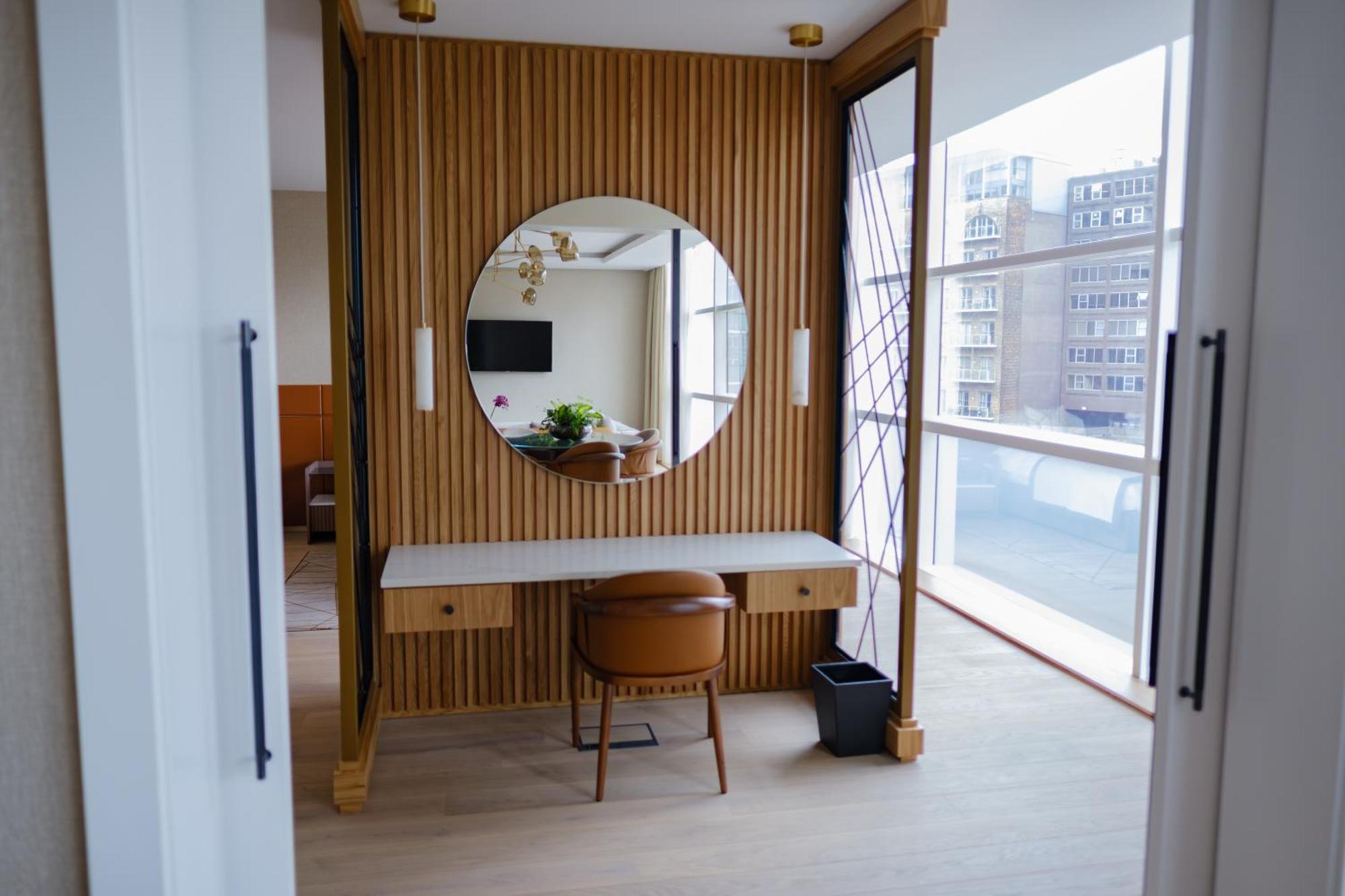 The Lowry Hotel Manchester Kültér fotó A dressing table in a hotel room