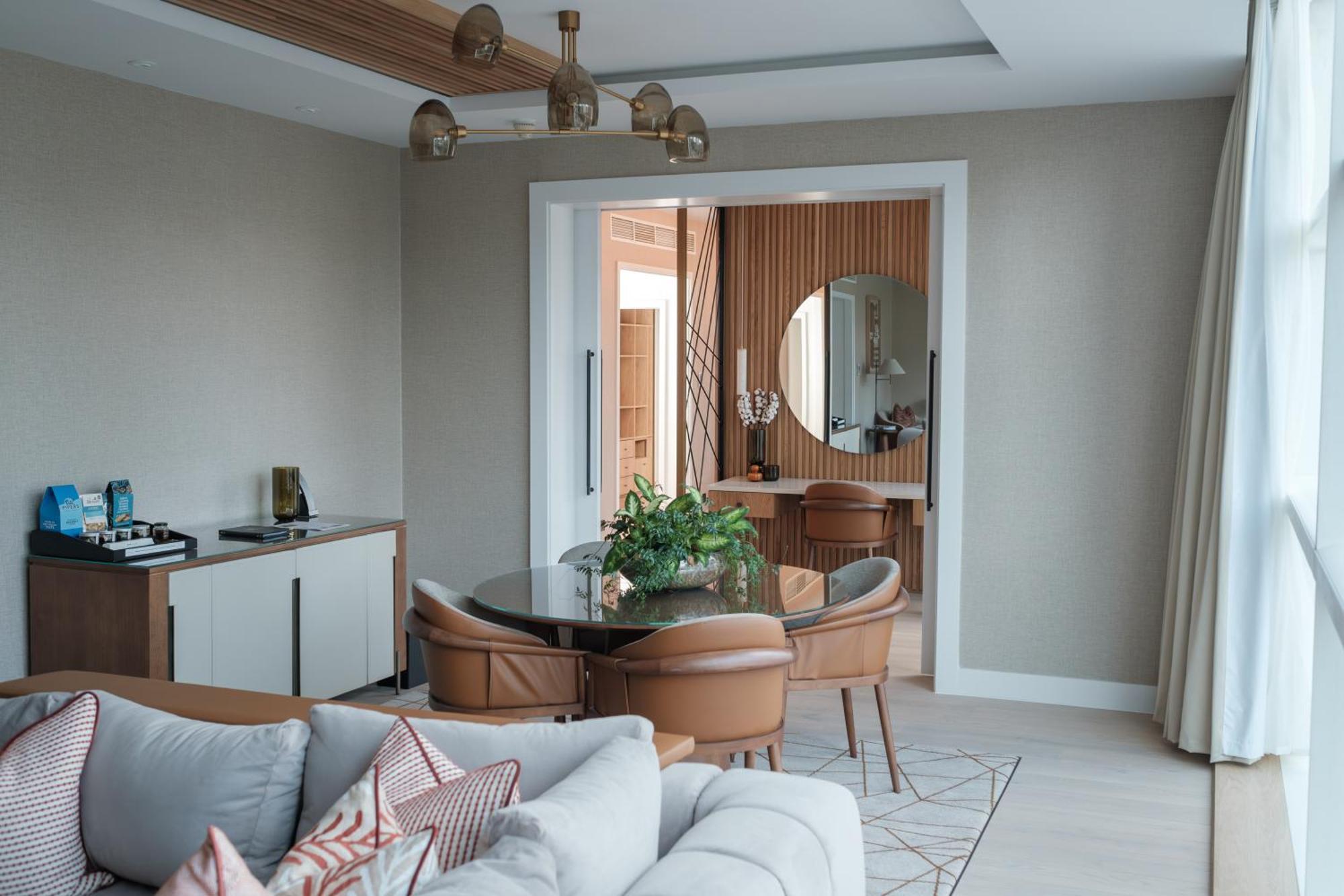 The Lowry Hotel Manchester Kültér fotó A suite at the Ritz-Carlton, DIFC