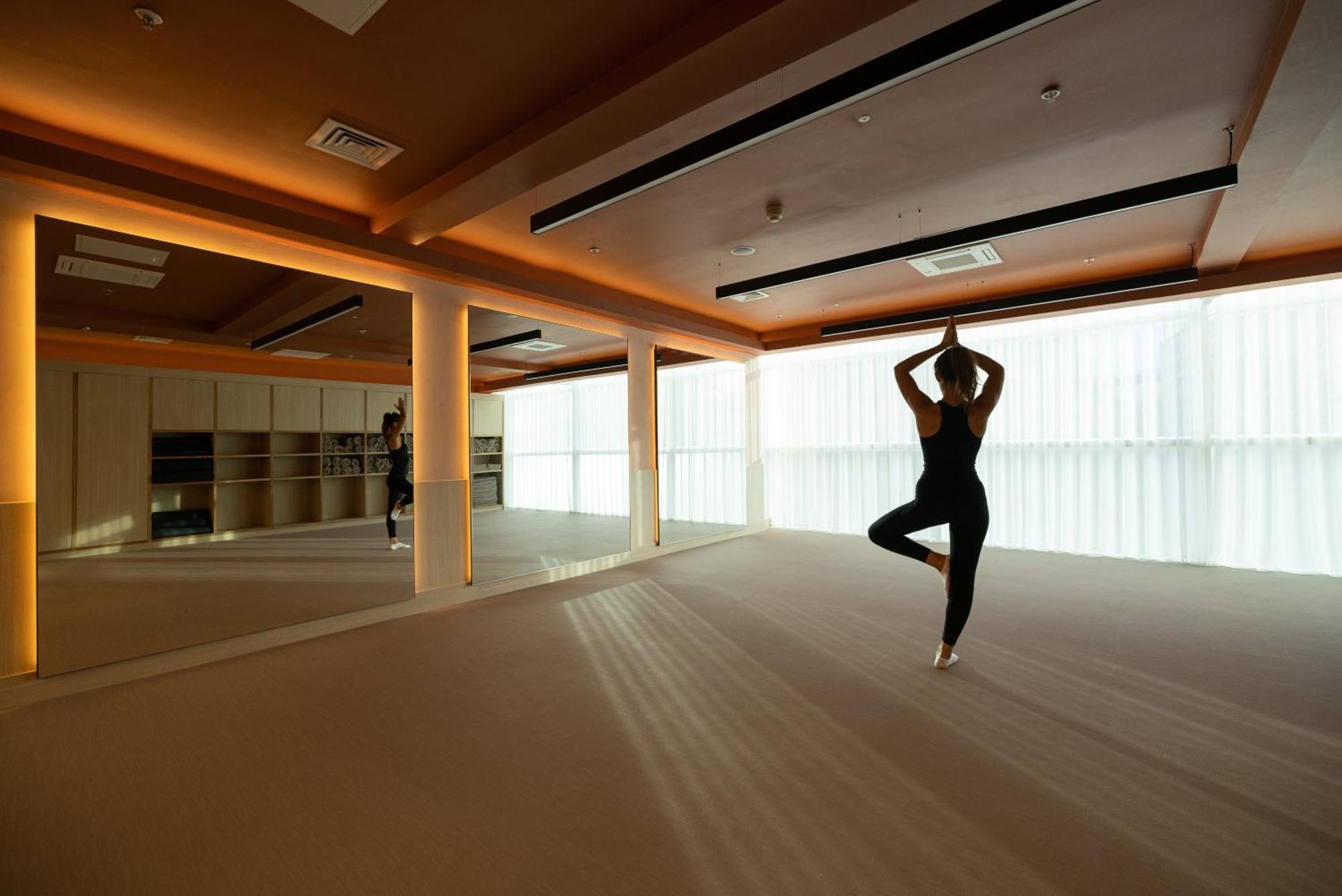 The Lowry Hotel Manchester Kültér fotó A woman practices yoga at the Four Seasons Hotel in Tokyo, Japan.